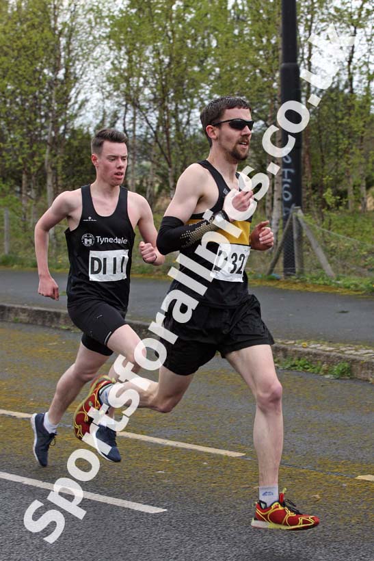 Senior mens relay, Elswick Good Friday Road Races. Photo: David T. Hewitson/Sports for All Pics